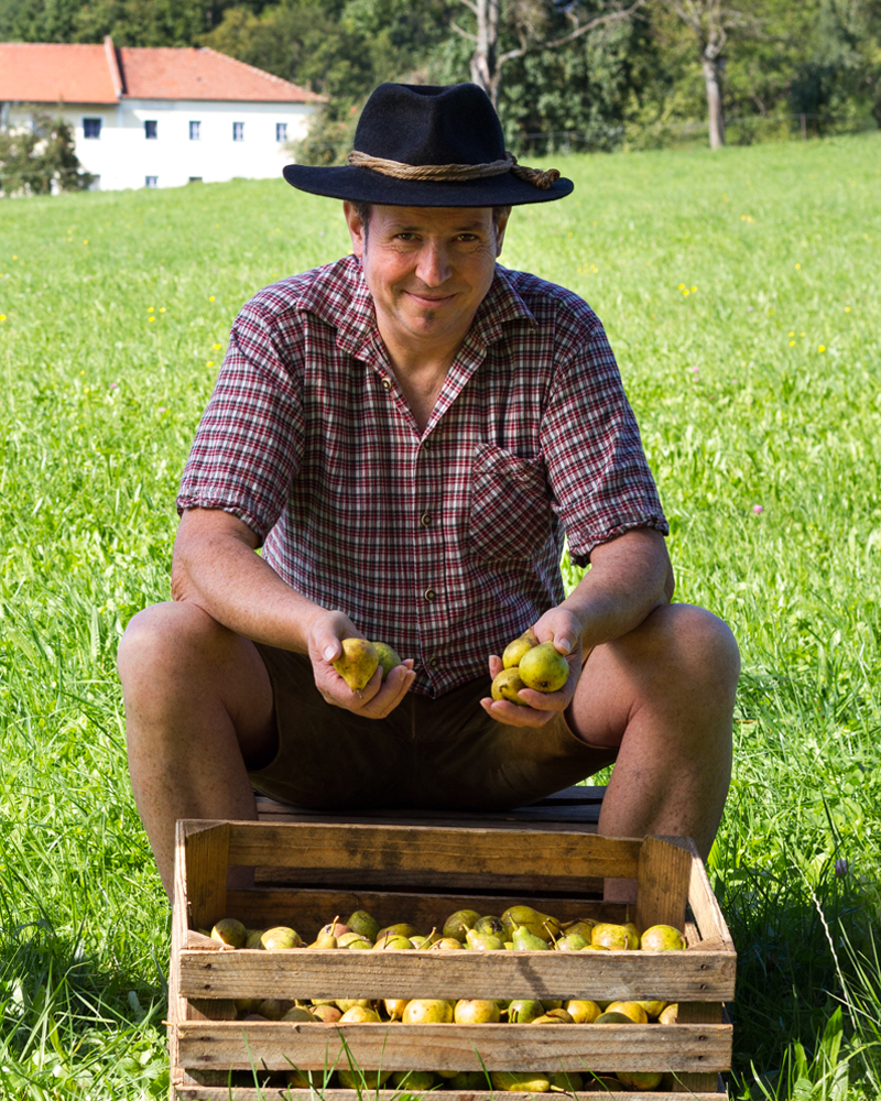 Ludwig Sonnleitner im Gras mit einer Kiste Birnen